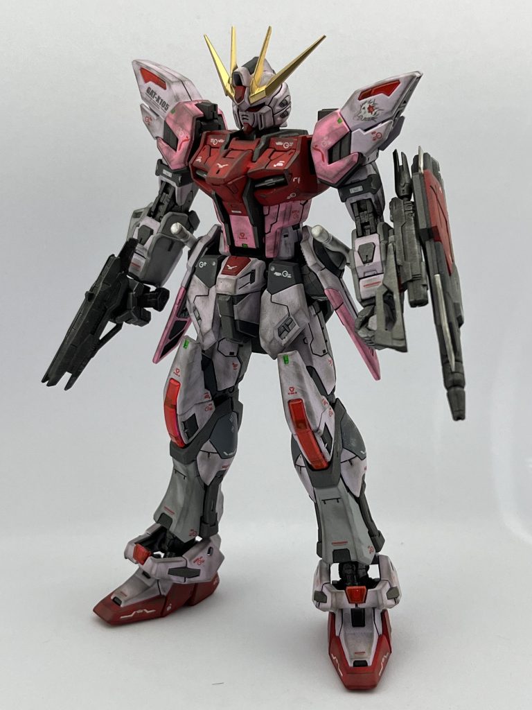 年明けはRG！を恒例にしようという事で、去年の今頃作った『RG デスティニーガンダム(https://gumpla.jp/rg/952036)』に続いてのRG ２作目になります。この子(https://dic.pixiv.net/a/アイラの娘)のための機体を作れればと思い、『ストライクガンダム』『姫』からの連想でルージュカラーに仕上げました。