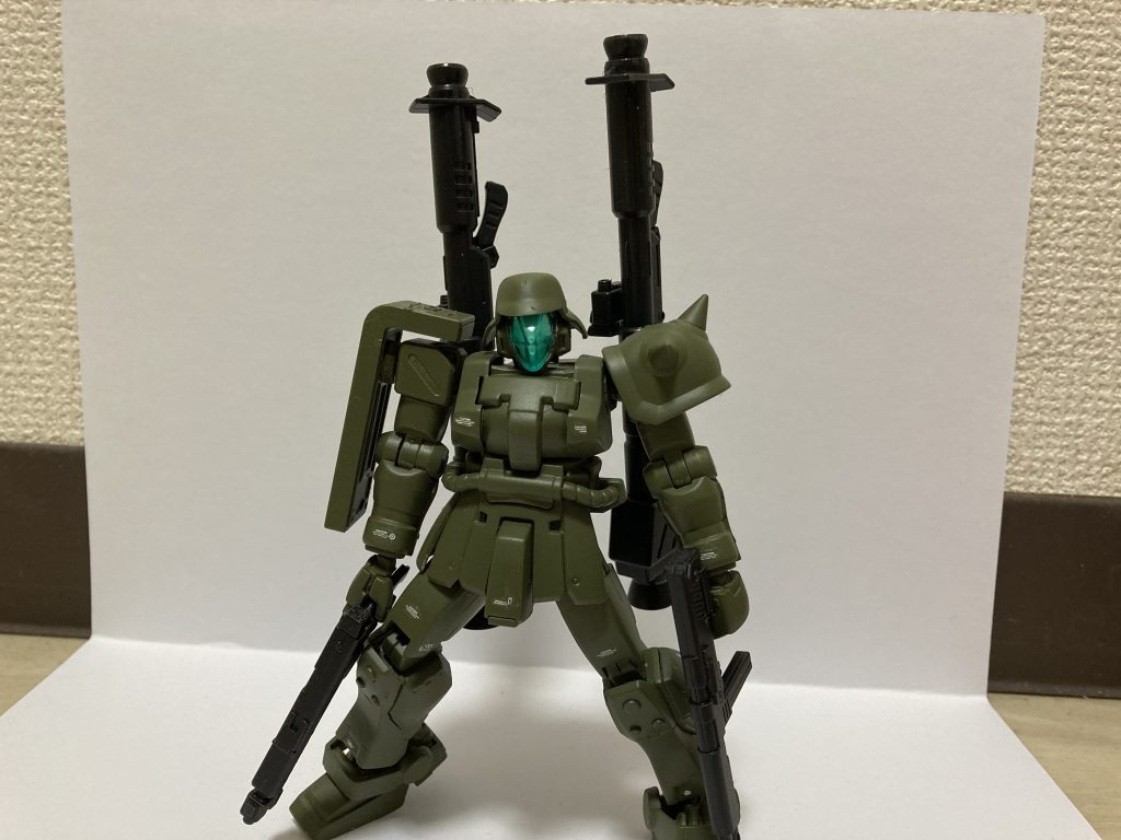 立ち方がなんかカッコ悪いですが、陸ジムの脚がなんかプラプラなんですよね…たいして動かさないので接着剤で固定しました。