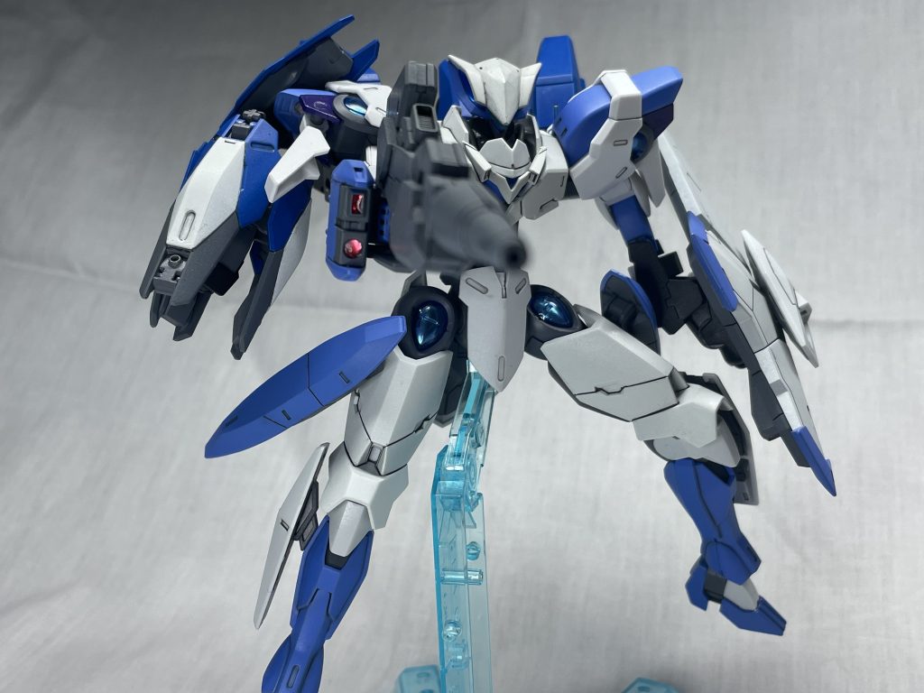 主武装であるビームライフル高出力のエネルギーを細く撃ち出すため貫通力、射程、射速に長けているベギルベウではマシンガンとなっていた手甲は高感度センサーに置き換えられた