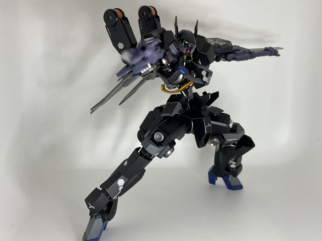 頭部ツインアイには蛍光塗料を塗ってあるのでブラックライトを当てると光ります!