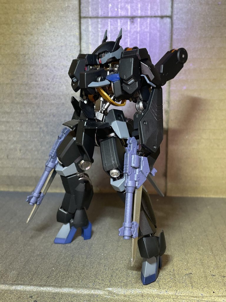 下地には黒サフフレームにはガンダムマーカーガンメタリをそして30mmマーカーのフレームカラーとティターンズブルーを使って塗装しています