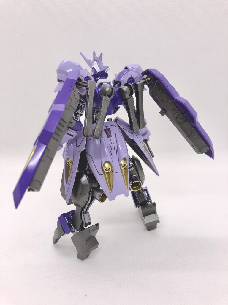 シールドは明るいトーンの紫を使ったのですが、写真だとあんまりわからないですね。。フレームはパールシルバーを使いました。結構好きな感じにできました。