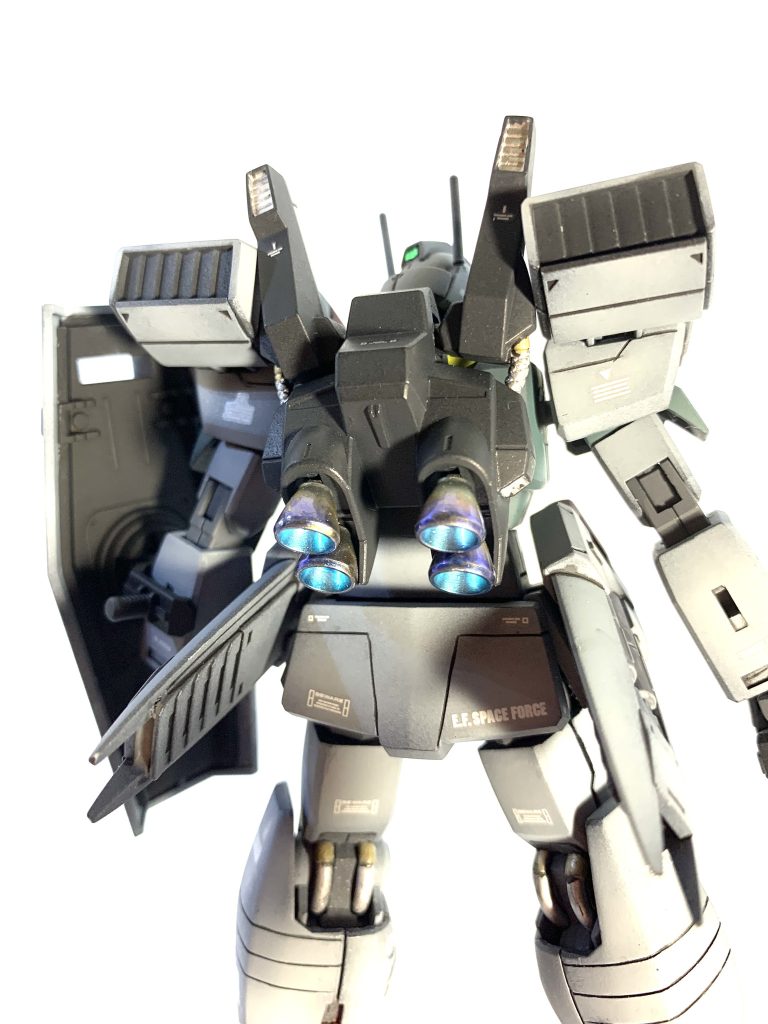 バーニア内部はシルバー下地のクリアブルー、外部はグラデーション塗装で熱による青焼けを再現しました。MSのバーニアが熱焼けするかどうか分かりませんがw