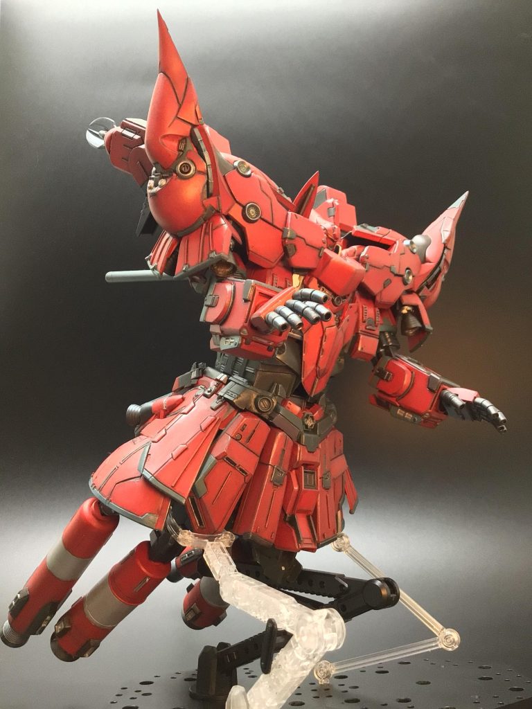 狭い我が家にも飾れるネオ・ジオングが欲しいと言う思いから軽い気持ちで製作し始めましたが………。オリジナルの機体を作る為に基礎のキットとジャンクパーツを切り刻み加工、自作パーツも作り、再構成して組み上げるといったミキシングだかセミスクラッチだかよく分からなくなるほどの膨大な量の工程になってしまいました(」゚ロ゚)」結局、昨年の3月から10ヶ月をかけて完成に到りました。昨年のプラモデル製作時間の全てをこのネオジオングに捧げてしまったので、怨念と執念が詰め込まれた逸品になりました(屮゚Д゚)屮 楽しんで作れた面もあり、苦しんで作れた面もあり、生涯忘れられない製作になりそうです。゚゚(つ皿`*)σ゚゚。