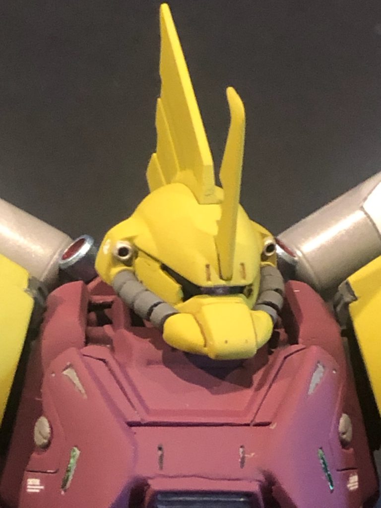 アップはキツイ顔は旧MG量産型ゲルググの様な潰れ顔が好みなので、上下は少し詰め気味に、耳のあたりはギリギリまで削りましたモノアイレールスリットは左右少し狭くして小顔に見える様に鼻は少しだけ短く削って、トサカを大型化、ツノのシャープ化頬の動力パイプをディテールアップパーツに変更