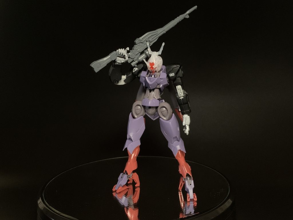 名前とプロポーションはダンボール戦機のLBX「カイザ」から、カラーリングは「GP02サイサリス」を意識して設計しました。どちらも主役機と似ていて、かつ敵である点が共通しています。不気味！