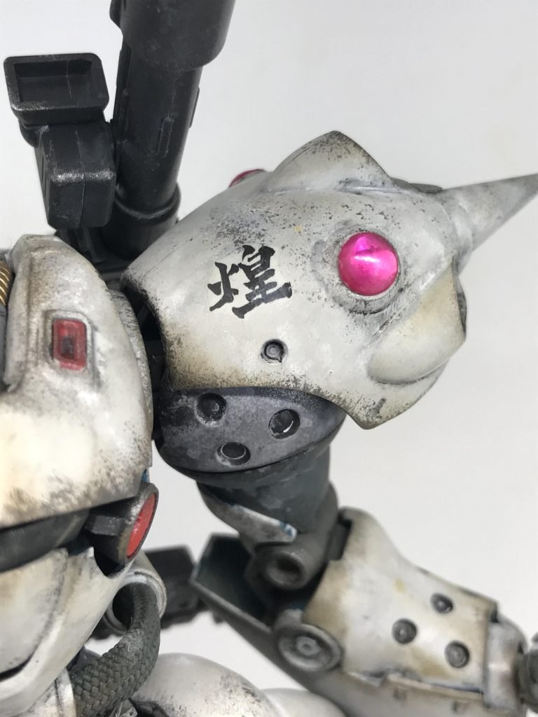 ケンプファーのオシャレポイントはスパイクの代わりに取り付けた、私の大好きな100均デコシールちょっとナウシカのオーブの目みたいで生物感がでたのではないでしょうかあと漢字デカール…いやただカッコ良さげに見えるので貼っただけです