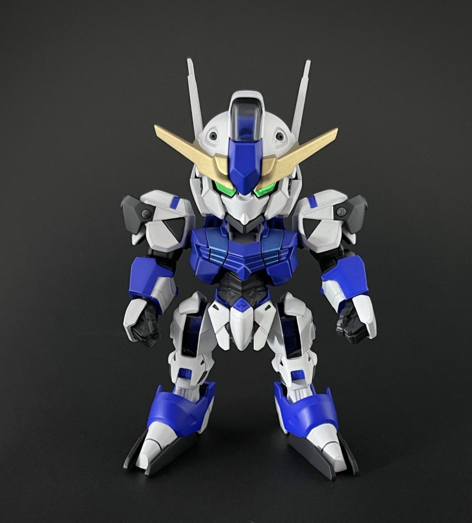 頭部バルカンと肩のリベットはディテールアップパーツに変更しています。素体の白に青と黒を足してドラゴンフォームっぽいカラーリングに！胸部のメタリックブルーのラインがお気に入りです✨