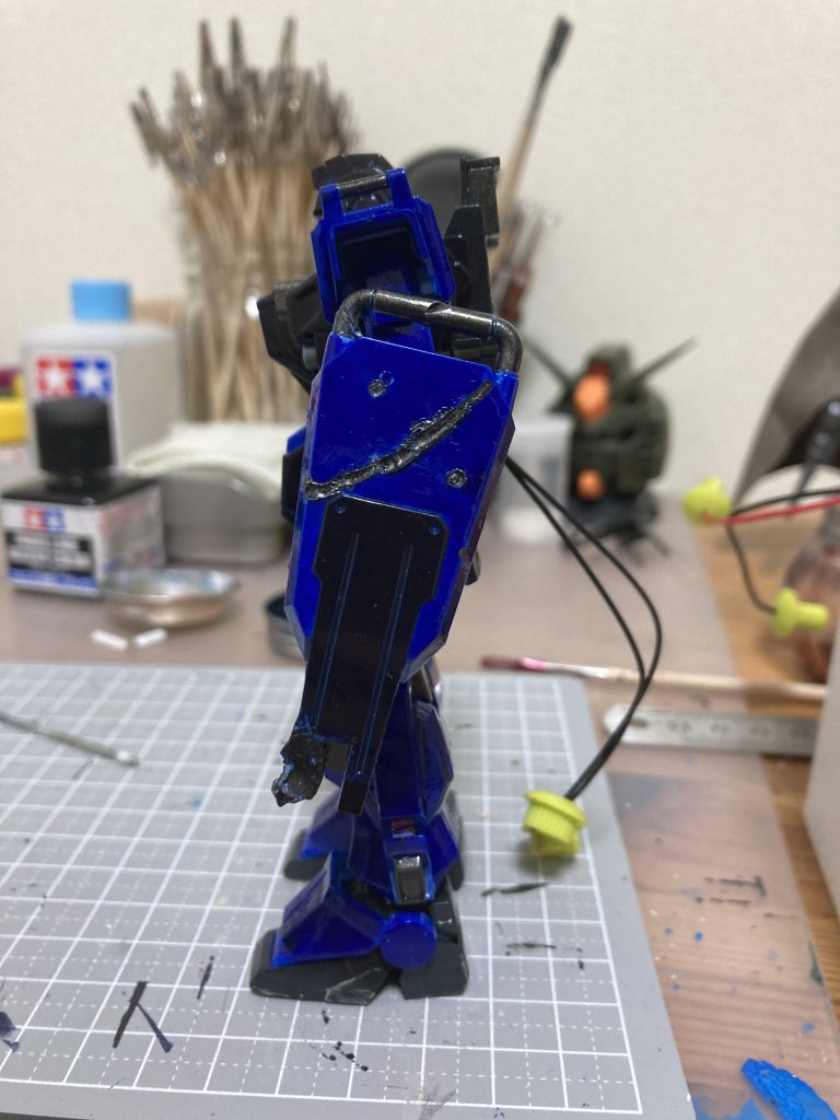 シールドはヒートトマホークなどで破損したような感じのダメージ加工をしています