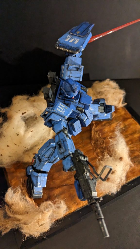 上方視点です。斬りつけてからの射撃!という動きをイメージして足元の台座部品を配置しました。