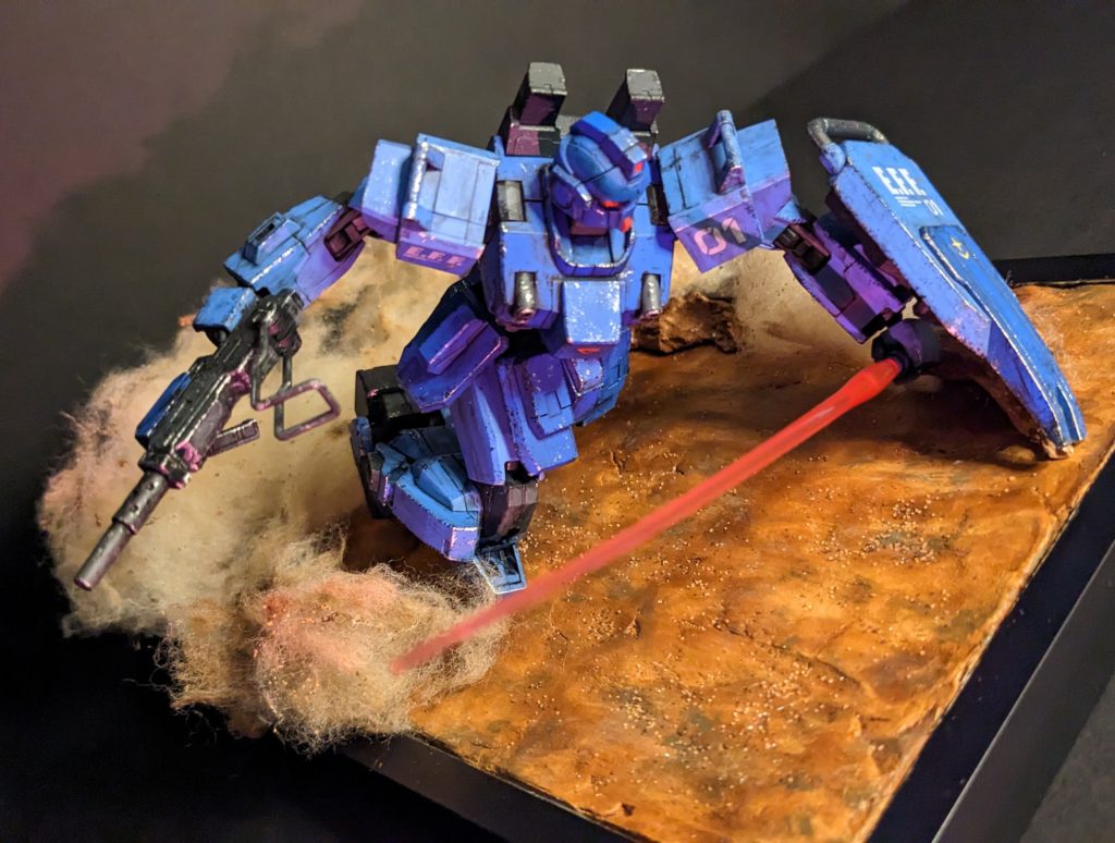 暴走するブルーが発見した敵に向かって地面スレスレをダッシュ、という感じです。土台と煙用の綿、地面用パーツは並べ替えて使いまわしです。