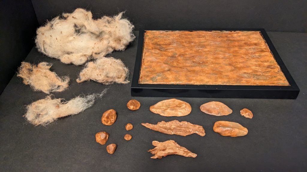 ここからは制作の小ネタとなります。写真は今回作成した台座の部品です。出来栄えはともかく、皆さまの投稿と解説を参考に作ってみました。材料は以下のおなじみの物となります。100均で入手:①フォトフレーム,②紙粘土,③手芸用の綿,④水性塗料(茶色), ⑤クリアスプレー, ⑥ジオラマ情景土レンガ (粒々のやつ)それ以外:⑦水性透明ボンド(粒々の固定用),⑧ウェザリング塗料