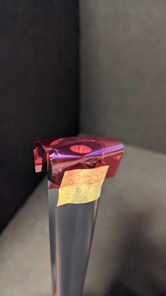 撮影時の小細工として、補助で使う照明(作業用ネックライト)に100均のカラーフィルムを活用しました。1,3,4枚目の写真に写るEXAM発動風の赤い色がそれです。