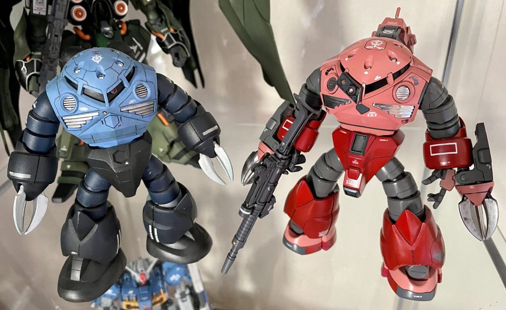 過去のズゴックと今回のズゴックを並べてパチリッいつかこの二人を並べて撮り直したい今回も最後までご覧いただきありがとうございます♪やはりズゴックマニピュレーター化は、なかなか意見が分かれるところでしょうか。こんな自由なデザインも改修も、ガンプラだからアリですよね？ コレは独り言ですが、「勝手にオレ設定をパクるな！」 次回もよろしくお願いしますm(._.)m