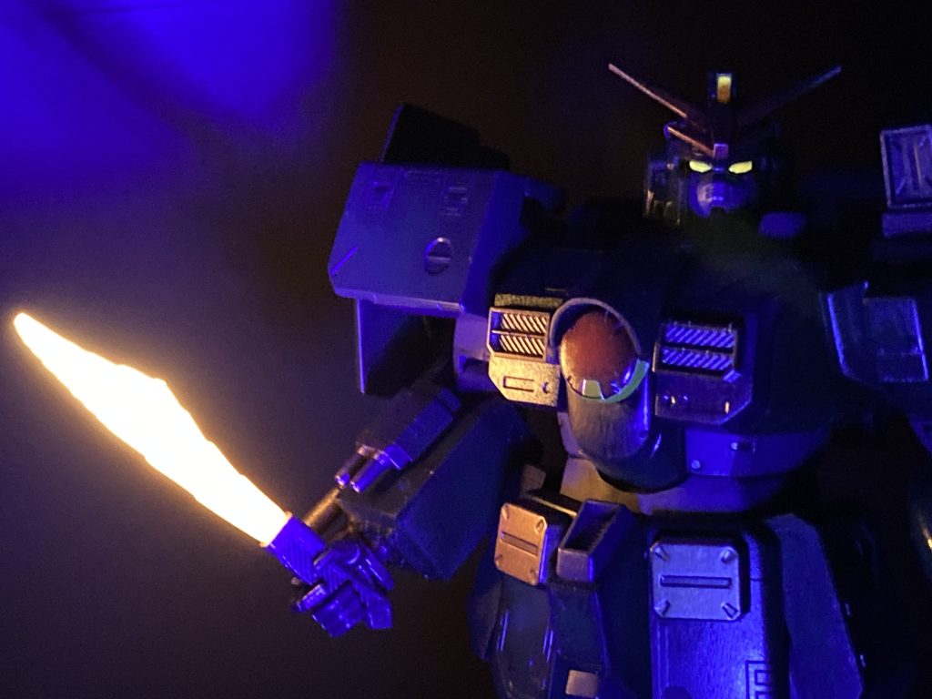 ビームナイフ、ツインアイは蛍光オレンジで塗装しています🔦