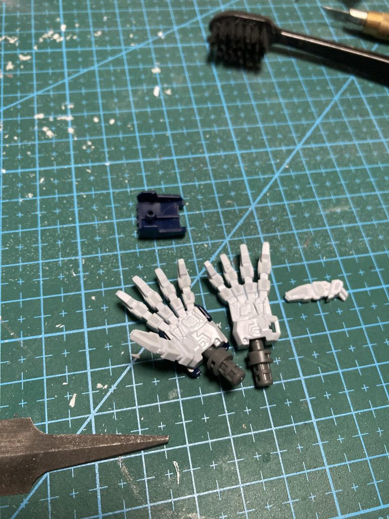 ここだけ肉抜き埋めてます。水かき部分はカットして整形。この後、ジオングみたいで格好良くなるかなぁ、と関節部分はメタリックに塗り分けしました。自己満足感は半端ないです。