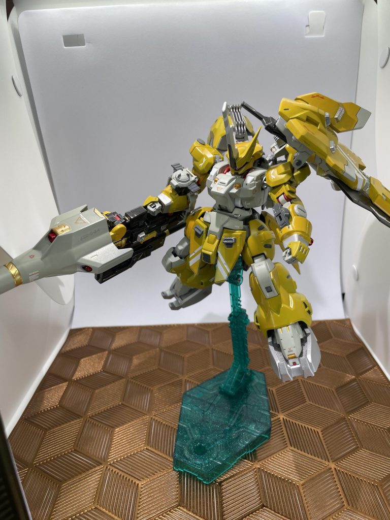 ガンランス装備時(ランスモード※折りたたんでるだけ)モンハンみたいに変形するやつ作りたくてやってみました。長すぎて写真に入り込みません。