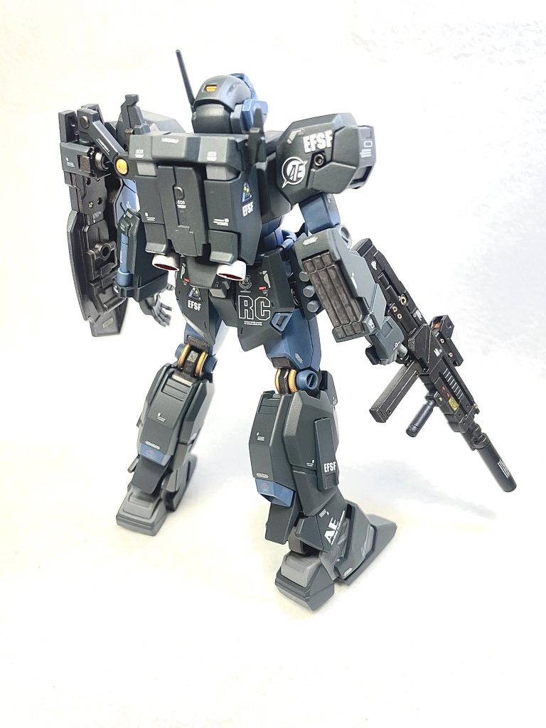 頭部の色分け、バックパックの色分けは特に苦戦しました。合わせ目も、この時代にしてはあり、これも苦戦しました。一番キツかったのはシールドのミサイル?的なトコ。形がいびつで。バイザー的な部分当たり前の様に色分けされてると思いきや、簡素な作り。資料を漁りまくり左右とも塗装。せめて左の円形は別パーツに出来なかったかのか?コストカット対象箇所になったんでしょうね。特に右側後ろは正解が分からず苦戦しました。ゴーグル内部も塗りづらく、簡素にして諦めました。意外に腹部のVマークは簡単でした。シールより塗った方が良い。ライフルはアサルトとサブマの中間的なデザイン、サイレンサーの形状からも非未来的で現実的な特殊部隊イメージと感じたので、購入前からマットブラック系一択と決めてました。