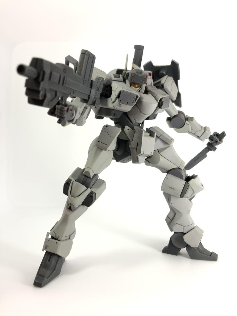 A装備での近接戦闘時の装備的な感じです。マシンガンはフルメタルパニックのM9におまけ装備としてついてきたアサルトライフルを流用してます。ちょっとグレーが薄いかもしれませんが機体色はM9を意識してグレーメインにしてます。