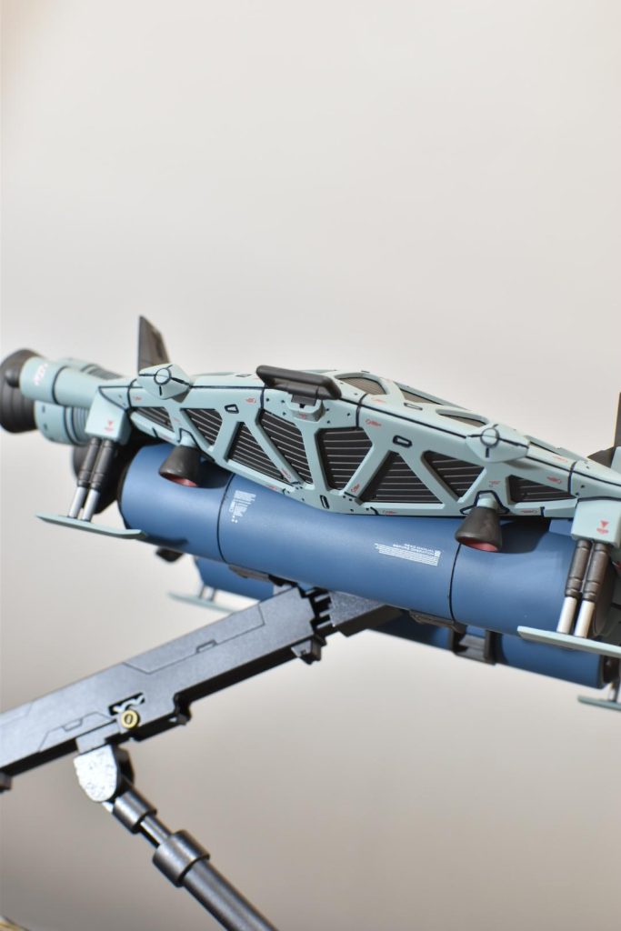 特にプラ板を用いたり筋彫り等のディテールアップは行ってないのですが塗装にスミ入れだけでは物足りなかったのであらゆる箇所にコーションデカールを貼って情報量を増しました。