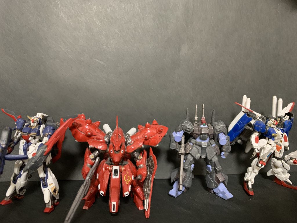 これまでに作ったアーティファクトを並べてみました、2段も買ってはいるんですが一番作りたかったＶ2ABが2個買って2個緑だったのでやる気がなくなってしまいました。