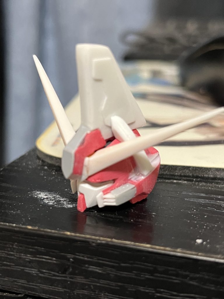 頭部周りの制作工程です、まず顎をカットして平坦にし頬のダクトそしてブレードアンテナをプラ板で大型化し各部プラ板にて形状を変更しています