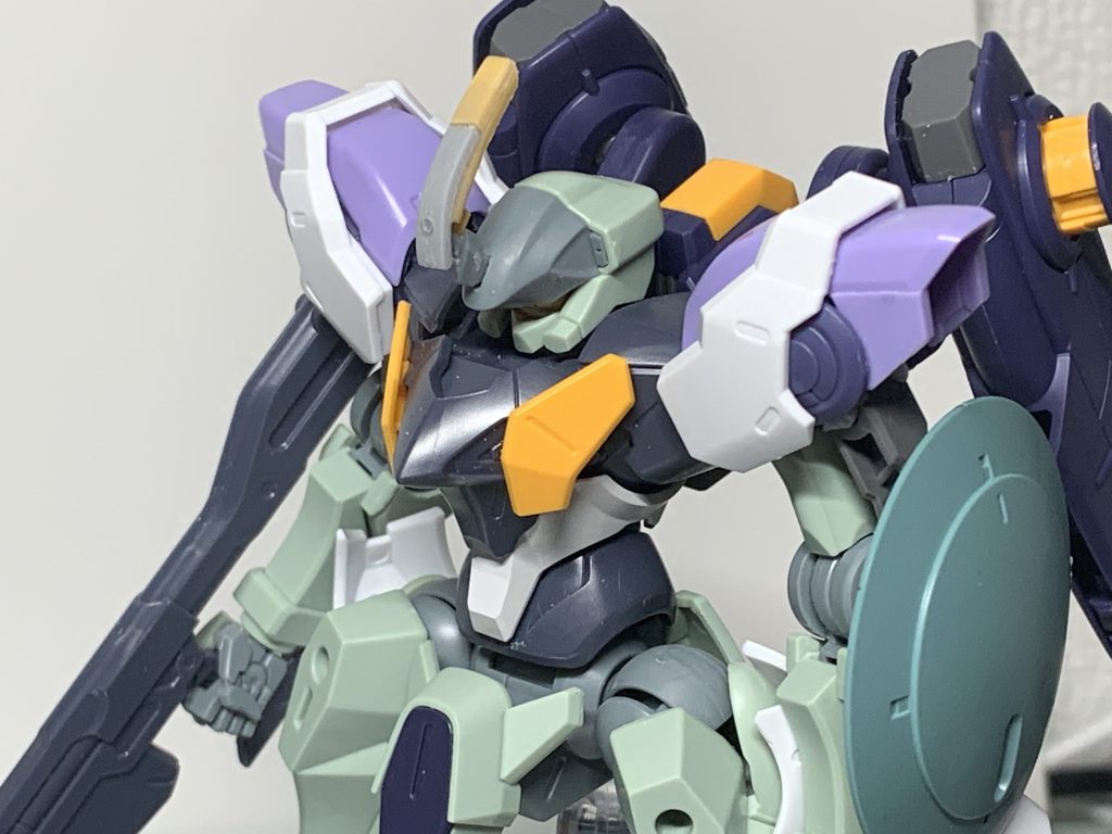 トサカ部分はザウォートの角を軸にグレイズの動力ケーブルとプラ板でトールギス風にしてみました