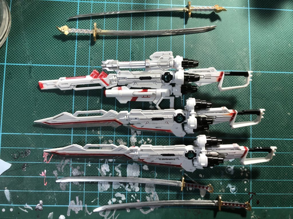 武装類はほとんど単色だったので頑張って塗り分けしました。刀の刀身はメッキシルバーで塗りました。あとカレトヴルッフの方を最後スーパークリアを吹いたら色が滲んでしまいました(写真では写ってませんが、カレトヴルッフ炎の反対側も同じ事が起こってます)