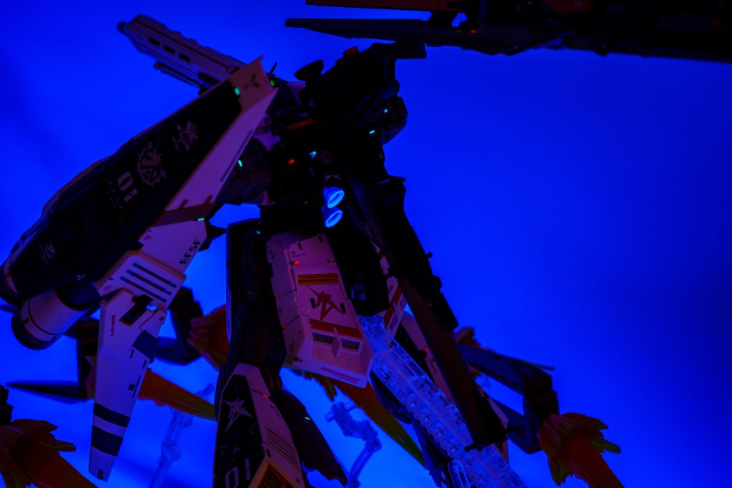 フィンファンネルの放熱板の墨入れやカラーチップには蛍光カラーを使用しUVライトに反応するよにしました。