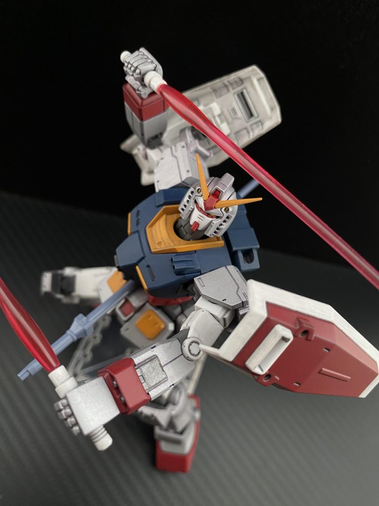 「獲った！」　レバー越しに、厚いパイロットスーツ越しに伝わる、装甲材を貫く感触。汗の滲んだ手でそれを感じながら、スラスターを噴かし機体ごとぶつける。ヒートサーベルがガンダムの腹部を抉り、その切先が背部、バックパックの向こうに見えた時、それは、起きた。「なんだこれは…」　「コクピット」を貫かれたはずのガンダムが動き出したのだ。自分の倍近い質量を持つリックドムIIを蹴り出すと、再びビームサーベルに火を灯し、一瞬のうちにリックドムIIの四肢を切り落とす。その腹をヒートサーベルに刺し貫かれたまま。「ば、化け物め…、あ…」　男の言葉は最後まで言われることはなく、その姿は白い光の中に消えていった。　リックドムIIだったものが光の球となった地点から、30キロ程離れたポイント、デブリ帯の端の方、ダークブルーのサラミス級がメインスラスターに火を入れる。艦前部、両舷に大型のコンテナが付き、上から見ると音叉のような形状をしている。　その薄暗い艦橋内、灯りはモニター類の光だけ、クルーは皆、顔を覆うバイザータイプのヘッドセットを付けており、その表情は伺えない。「クローバー、戦闘行動の終了を確認」　オペレーター席の女性クルーが声を上げる。それを受け、艦長席に座る男が何処か神経質な声で言う。「機体の状態は、