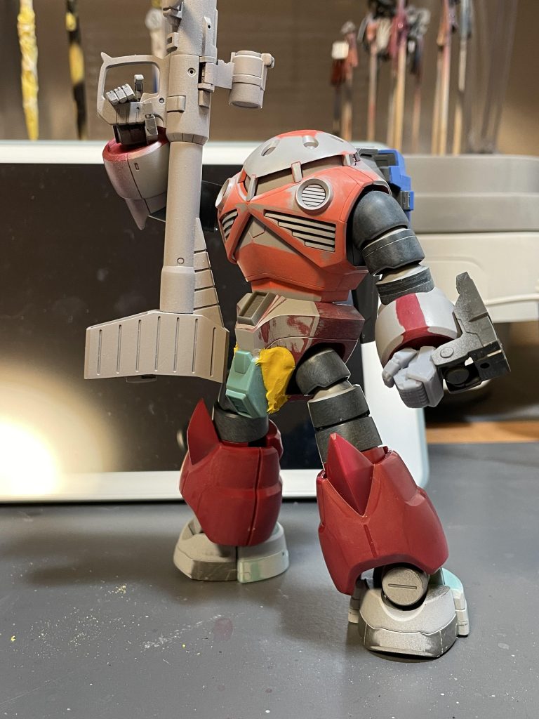 ここからは制作過程をチラホラ試行錯誤でなんとか形になったところMGザクのバズーカを持たせる予定だったのですが、あまりにアンバランスだったのでボツになりました。長さとか切り詰めればイケたかなあとちょこっと後悔