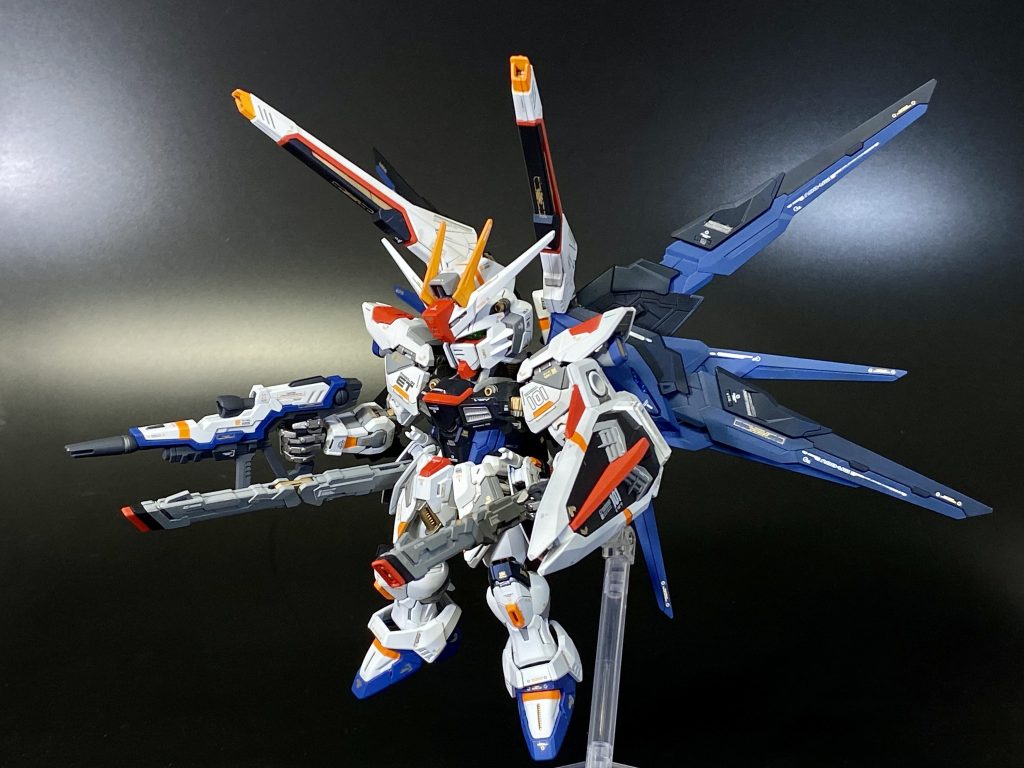 ハイマットフルバースト なんですが、羽根の基部が横にスライドするギミックに撮影してから気付きました。