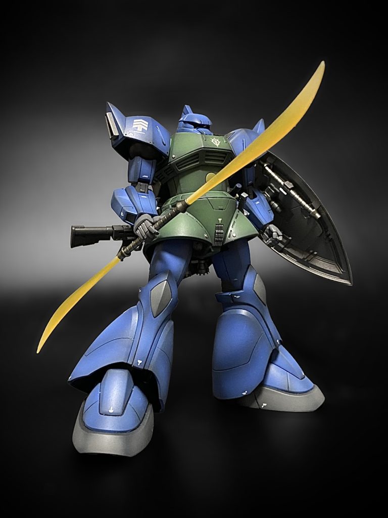 ロングライフルは腰の後ろにマウントできます。ビームナギナタは二振りをシールド裏に装備、腰にビームサーベルとヒートナイフを装備してます。