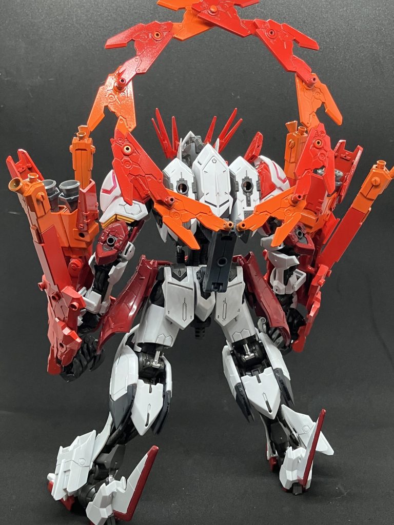 その姿はまるで太陽を背負って戦う戦士を彷彿とさせるこの姿で戦った敵はまるで太陽を相手にしてるかのような錯覚を起こすと言われている