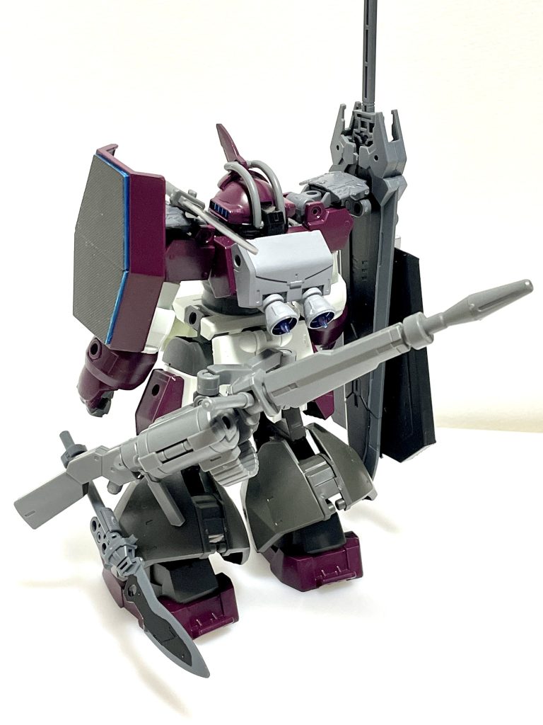 【機動性】グエルのバトルスタイルを鑑みて脚部はホバーレッグに交換されたが、素体であるデミトレーナーのヒザ関節ではホバーの加速に耐えきれずヒザから上が倒れてしまうため、バックパックのスラスターも増強された。ただし、OSの駆動管制の連動が未だマッチングできていないため、操縦者のグエルは加速と同時にヒザや腰の姿勢制御も強いられている。