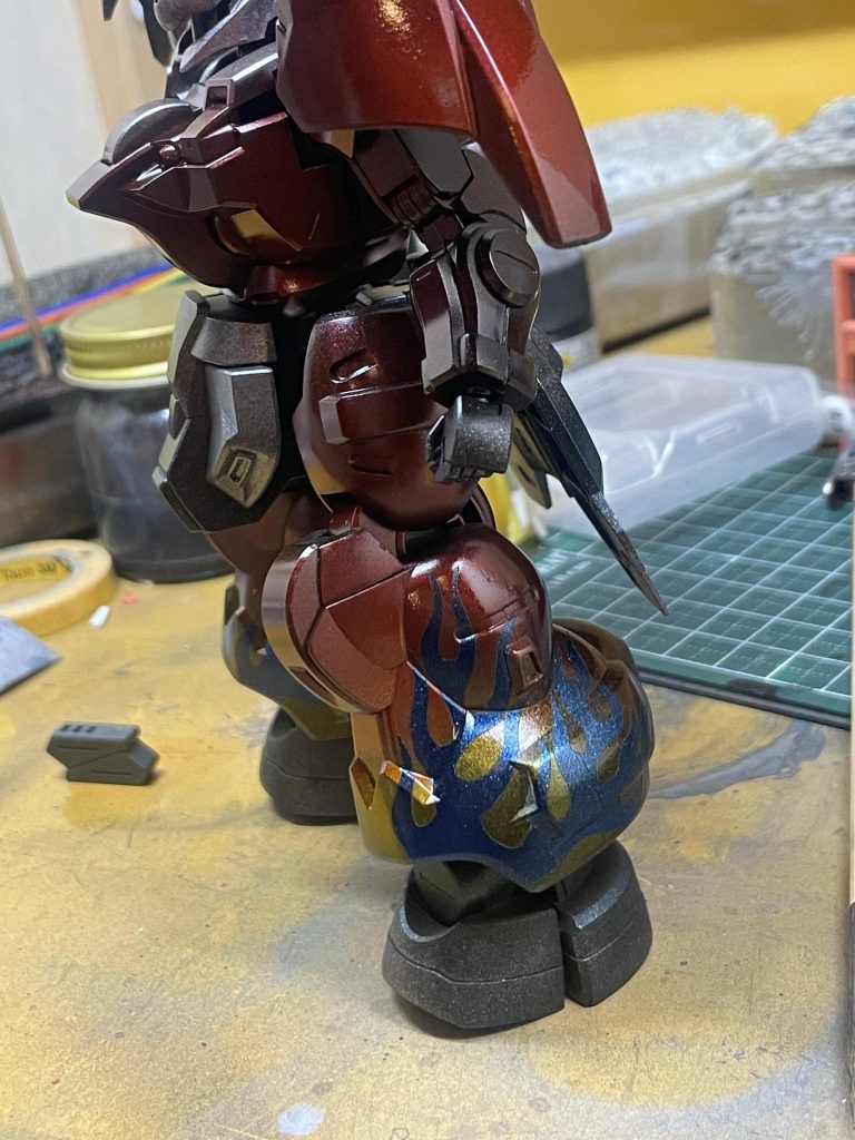 上から、黒サフ吹いて、銀ラメ塗って、、クリアレッド塗って、、、クリアイエローを塗って、、、、クリアレッドと、イエロー混ぜたやつでレッド、イエローの間に吹きつけて、、、、、マスキング剥がすとこうなります!全体にクリア吹きつけて、ちょい汚ししたら完成!!さて、、次頑張るぞ!!明日、ラジコンでも走らせるかっ   笑久々に出してきた6輪の、ラジコン、、笑笑