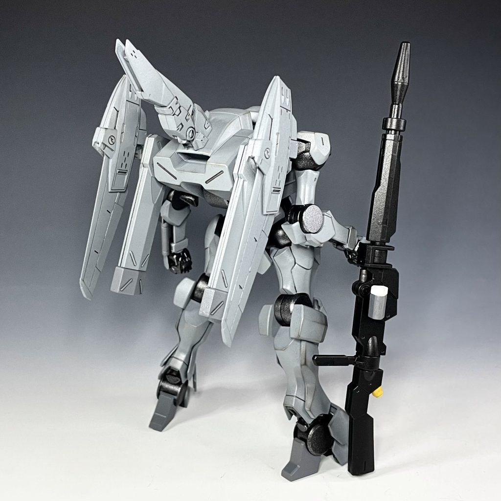 背面。駐機中は羽を畳んでコンパクトに。