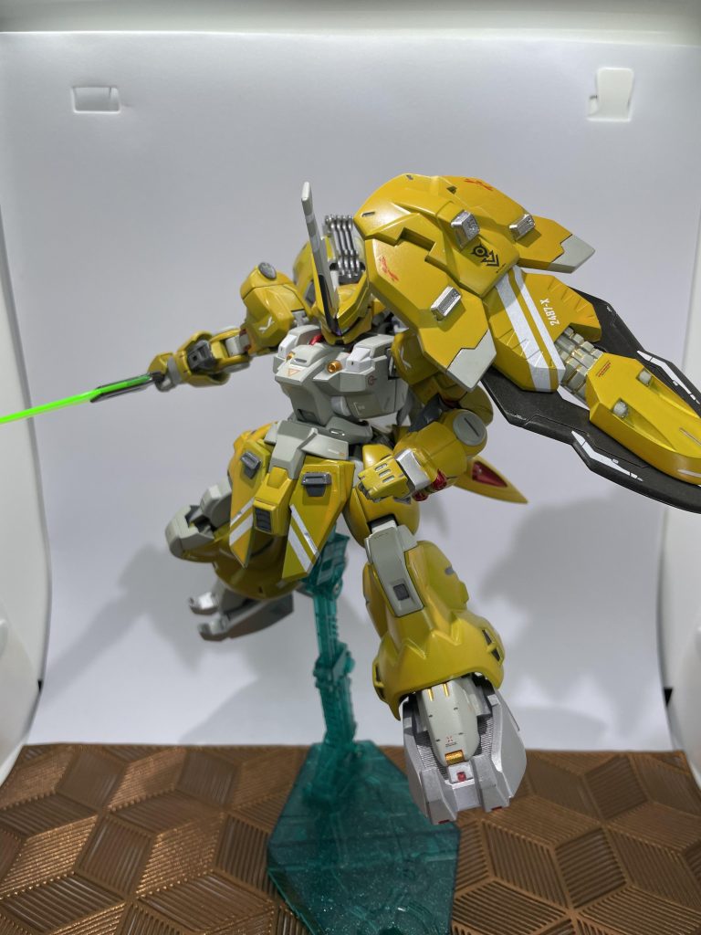 左肩のはシールドです。ビームトーチ入れです。見た目バスターソード的な物にも見えて作ろうと思いましたが他のネタ思いついたのでやめました。