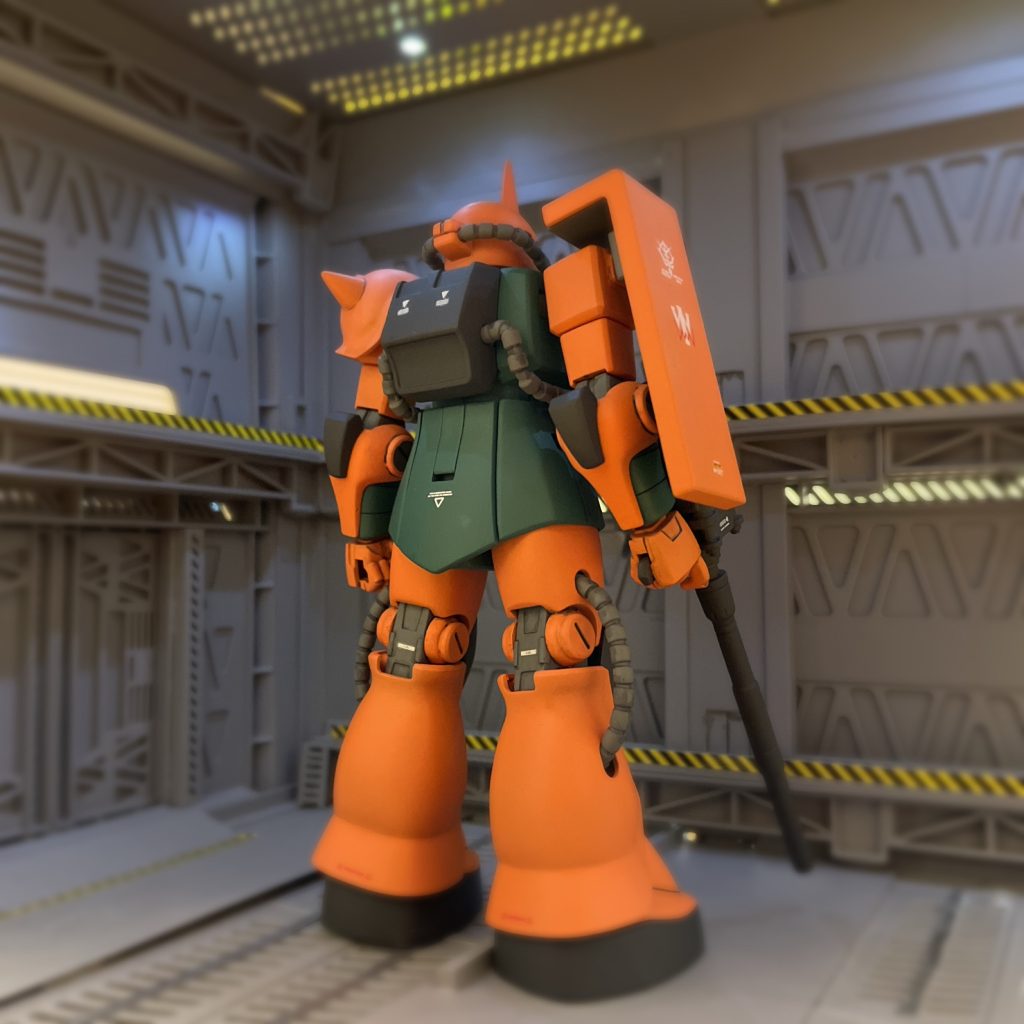 バックショット古いキットで見た目シンプルですがファーストのアニメに出てきたザクⅡぽくてこれはコレで良い感じです。