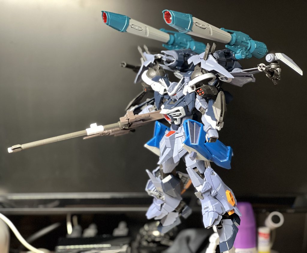 塗装前の状態。基本はミキシングして取り付けたのみです。追加パーツがわかりやすいと思います。バルバトスの滑空砲はこの写真のようにそのままだと持たせるの苦労したので持ち手を上下逆に付け直しました。