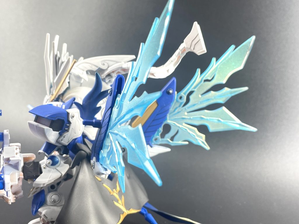 光の翼にもターコイズブルーイエローを使っています。先端にクリア残しのグラデーションにしてます。