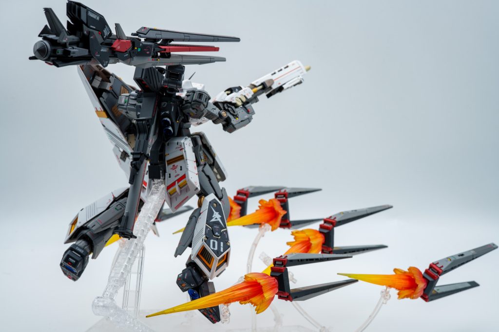 クリアのエフェクトパーツは蛍光カラーによるグラデーションとパールやメタリックを軽くまぶして粒子感を出してみました。