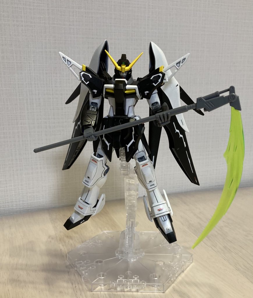 デスティニーの顔に鎌がよく似合います。ホワイト多めなのに、出来上がった印象は不気味に感じました。上半身がデスティニーで下半身がデスサイズです。デスティニーの細い足が嫌だったので、デスサイズのちょいごつの足にしました。