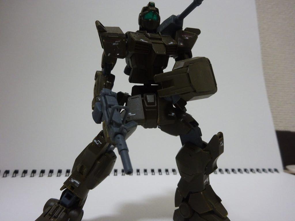 グリーンアーミーズの小隊長の操る「ジム」です。肩部にはボールのフィフテーンキャリバーの砲を搭載してます。無理なミキシングで作ったため、胴長になってちょっとスタイルが良いですw