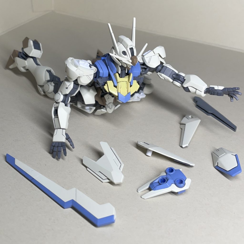 塗装途中　発光部のパーツを外した時に、なんとなくポーズを付けてみました。「ミラソウル社製フライトユニット装備」付属の平手を使っています。