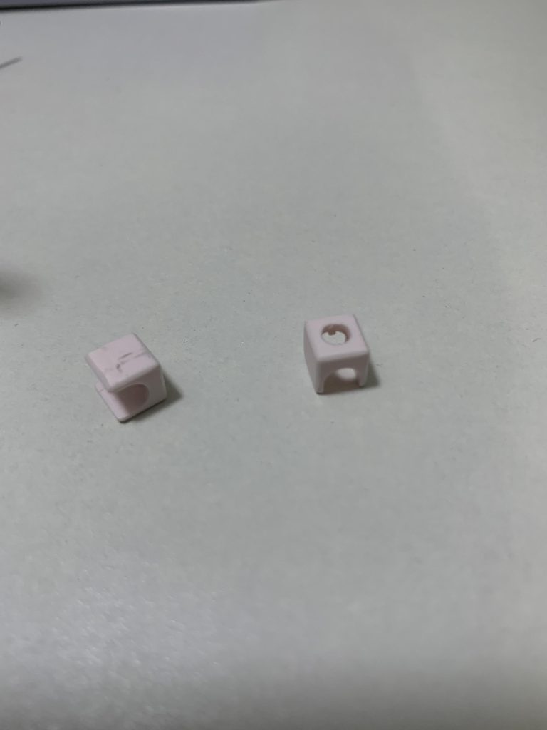 ルージュはトータルとしては非常に優秀キットだけど、これがマジであかん(肩と腕の軸にかますやつ)軸が遠ざかるから動かしたらすぐ腕が取れる無くてもディテール的にも困らんパーツなんでHGストライク作ってる人は外しましょう。