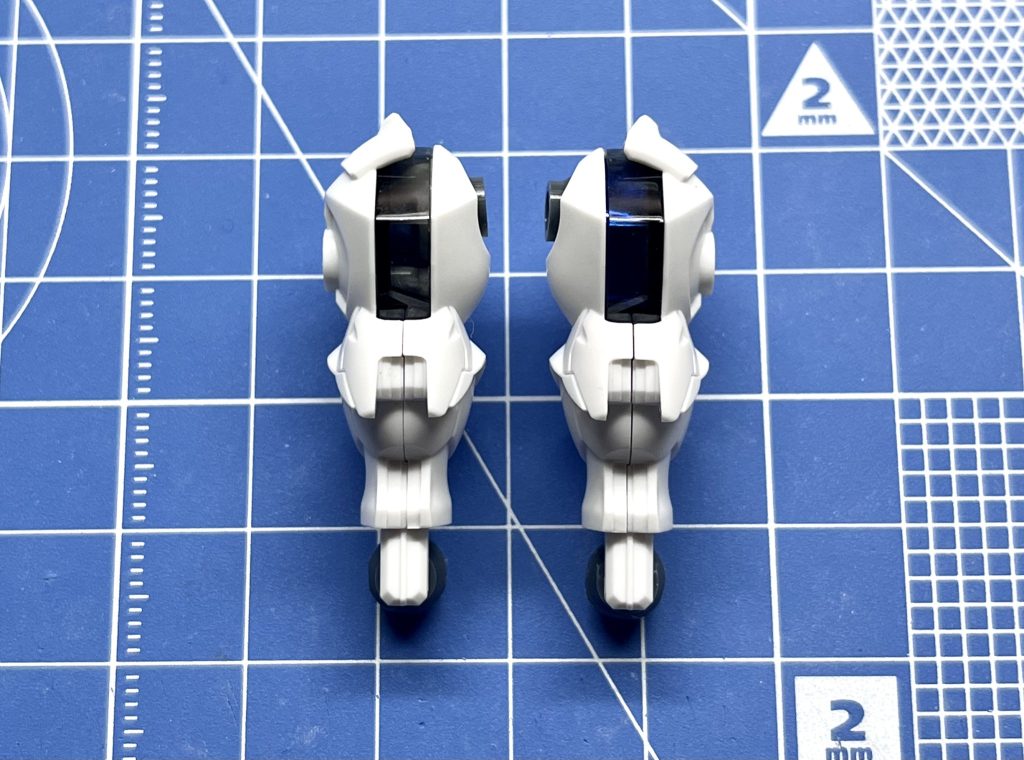 各部のHアイズと頭・脚のクリアパーツ裏には青のラピーテープを仕込んでいます！写真右側がテープあり、左側がテープなしです。ちょっとした工夫ですが、内部の透け防止と色味の変更で一石二鳥のこだわりポイントです✨