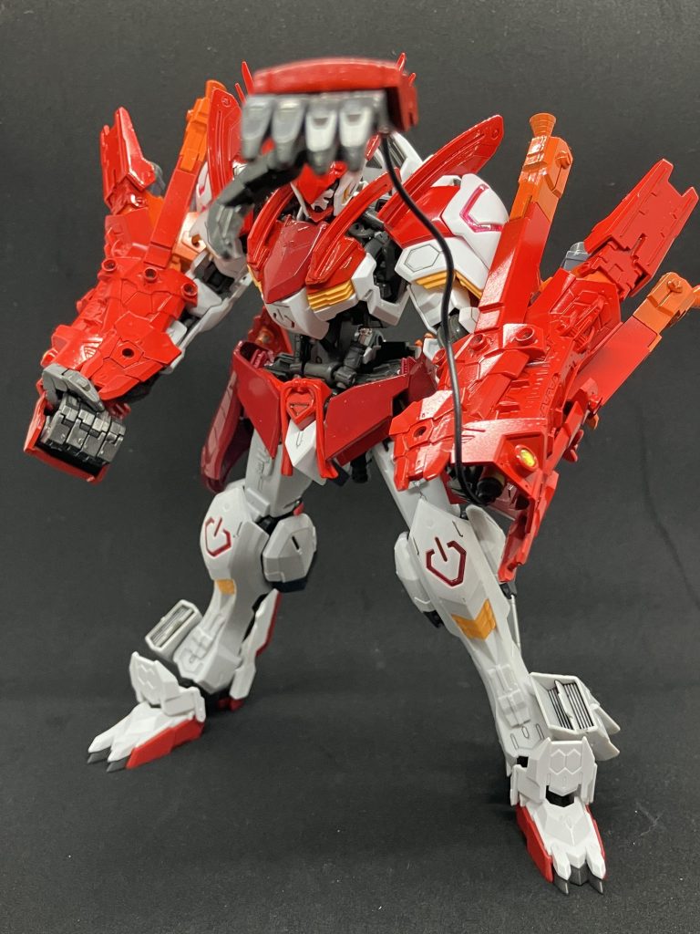 また敵機体が距離をとる戦法を行う際腕を伸ばして捕らえ強制的に接近戦に持ち込む戦法をとることができる