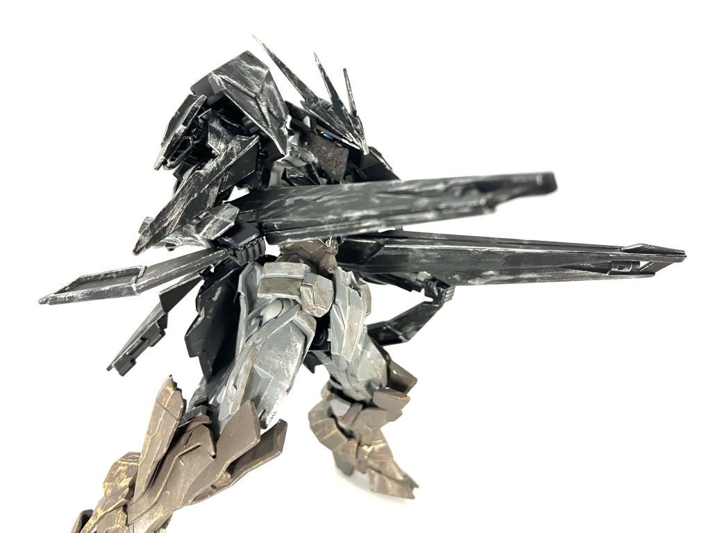 コートに見立てた腰アーマーも変形してビーム砲に!これはseed系統の色が強くてかっこいいです。