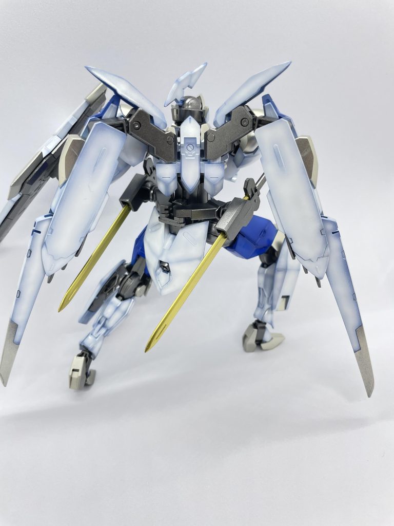 ガンダムバエルの脇差とバックパックが付けられるように加工しています。ビームサーベルと言うよりはソードのイメージだったのでイメージ通りで良かったです。